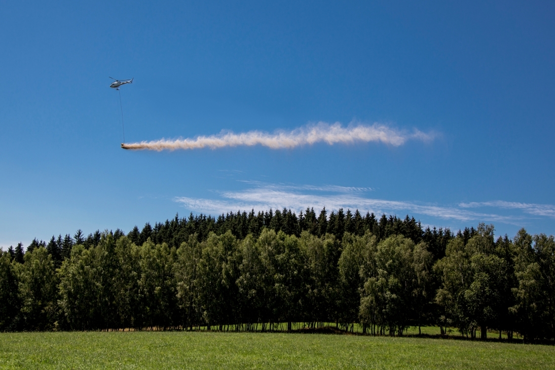 Die Bodenschutzkalkung des sächsischen Waldes erfolgt aus der Luft mit dem Helikopter.