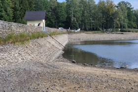 Foto: Damm des Erzengler Teiches – Blick von der Wasserseite auf Tarras- und Brüstungsmauer, zu sanierender Bereich im Vordergrund