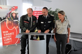 Foto: Landesforstpräsident Utz Hempfling, Gunnar Ullmann, Präsident des Sächsischen Landesfeuerwehrverbandes und Katrin Müller, Abteilungsleiterin Sachsenforst - Obere Forst- und Jagdbehörde, Naturschutz im Wald (v.l.n.r.)