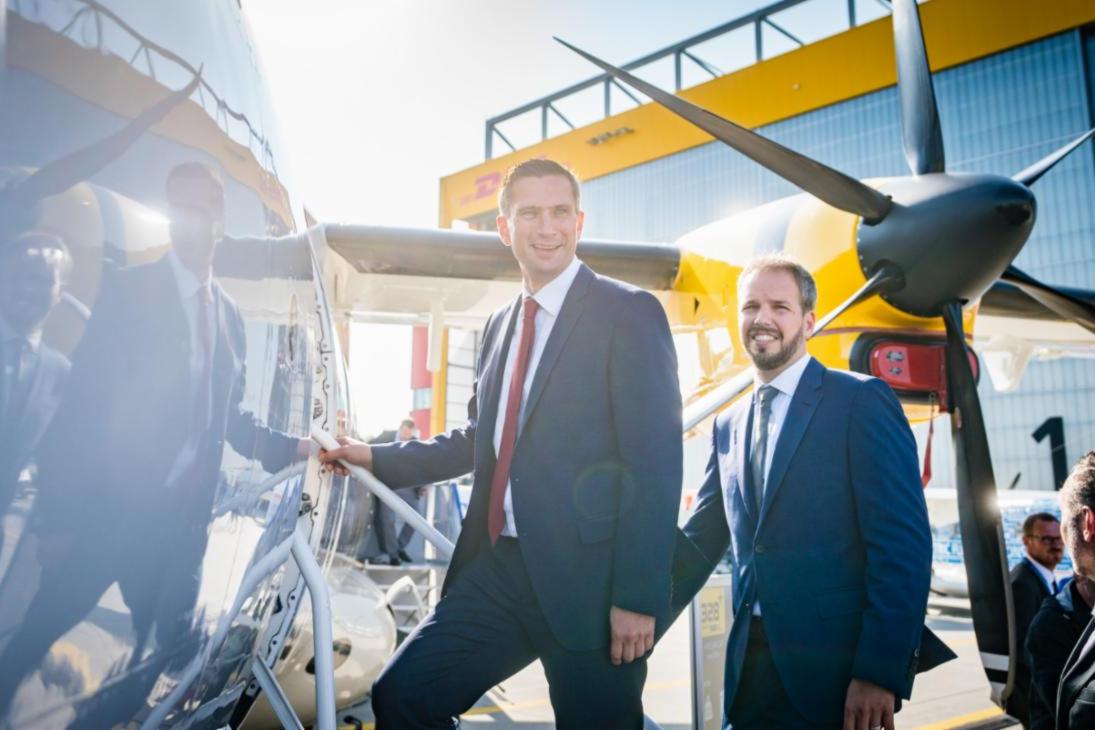 Wirtschaftsminister und Vize-MP Martin Dulig und Fertigungsleiter Nico Neumann betreten die D328NEU.
