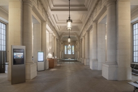 Foto: Ständehaus Dresden, Blick in die dreischiffige, monumentale Haupteingangshalle mit Säulen, Atlanten von Richard König und Glasgemälde von Marion Hempel als östlicher Abschluss