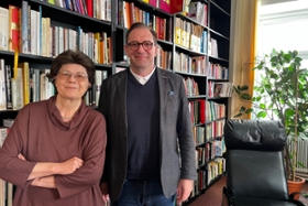 Foto: Renate Wagner-Wittula und Thomas Stern (SLUB Dresden) bei der Übergabe der Sammlung Wagner in Wien.