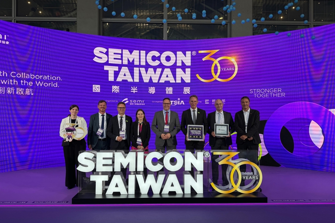 SEMICON Taiwan 2025 - Gruppenbild u.a. mit Wirtschaftsminister Dirk Panter (4. von rechts) und WFS-Geschäftsführer Thomas Horn (3. von links)