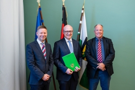 Foto: (v.l.n.r.) Till Pietzcker (Amtschef im Sächsischen Staatsministerium der Justiz), Volkmar Kuhn (der neue Direktor des Amtsgerichts Freiberg) und Dr. Dominik Schulz (Präsident des Landgerichts Chemnitz)