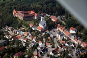 Foto: Luftaufnahme von Wechselburg mit der Schloss- und Klosteranlage