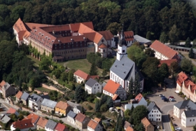 Foto: Luftaufnahme von Wechselburg mit der Schloss- und Klosteranlage (© Andrea Funke)