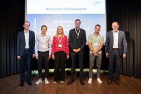 Foto: Dargestellte Personen (v.l.n.r.): Arne Laß (BBS), Alex Beer, Maren Fuhrmann (tapir Leipzig), Jörg Sandner (Schulmeister Werbetechnik), Christian Wissel (Feinbäckerei Wissel), Markus H. Michalow (BBS)