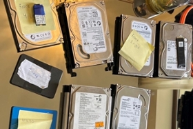 Foto: sichergestellte Speichermedien