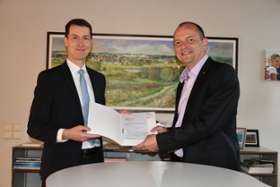 Foto: Béla Bélafi, Präsident der Landesdirektion Sachsen (links) und Gerd Härtig, Oberbürgermeister der Stadt Limbach-Oberfrohna (rechts)