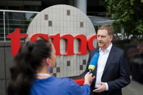 Foto: Ministerpräsident Michael Kretschmer wird vor dem  Hauptsitz von TSMC in Hsinchu (Taiwan) interviewt.