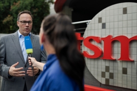 Foto: Wirtschaftsminister Dirk Panter wird vor dem  Hauptsitz von TSMC in Hsinchu (Taiwan) interviewt.