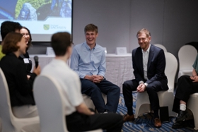 Foto: Ministerpräsident Michael Kretschmer spricht im Rahmen der sächsisch-taiwanischen Wissenschaftskonferenz mit Studentinnen und Studenten aus Sachsen.