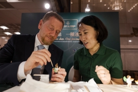 Foto: Ministerpräsident Michael Kretschmer bemalt eine Engelsfigur am Präsentationsstand der Firma Wendt & Kühn im Rahmen der Feierlichkeiten zum Tag der Deutschen Einheit sowie 25 Jahre Deutsches Institut Taipei im Nationaltheater.