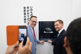 Foto: Ministerpräsident Michael Kretschmer besucht gemeinsam mit Wirtschaftsminister Dirk Panter den japanischen Pavillon auf der  Weltausstellung Expo 2025 in Osaka (Japan). Auf der Expo 2025 präsentiert sich der Freistaat Sachsen dem breiten internationalen Publikum mit sächsischer Kunst, Handwerk & Kultur. In diesem Rahmen können sich sächsische Unternehmen präsentieren und darüber Zugang zu wichtigen japanischen Konzernen erhalten sowie Sachsen für weitere Investitionen aus Japan positionieren