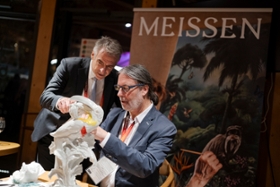 Foto: Präsentationsstand der Porzellan-Manufaktur Meissen auf dem Abendempfang anlässlich des Tages der Deutschen Einheit in Osaka.  Ausrichter ist das deutsche Generalkonsulat Osaka-Kobe. Der Freistaat Sachsen ist das diesjährige Gastland.