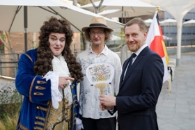 Foto: Begegnung mit Friedrich August I., besser  bekannt als »August der Starke«, und seinem Hofmaler Louis de Silvestre, verkörpert von Schauspieler Steffen Urban in seiner Paraderolle und dem Meißner Künstler Kay Leonhardt