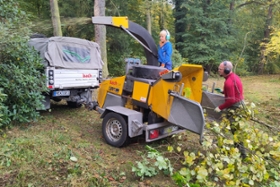 Foto: Ehrenamtliche bei der Parkpflege im Landschaftspark Wechselburg