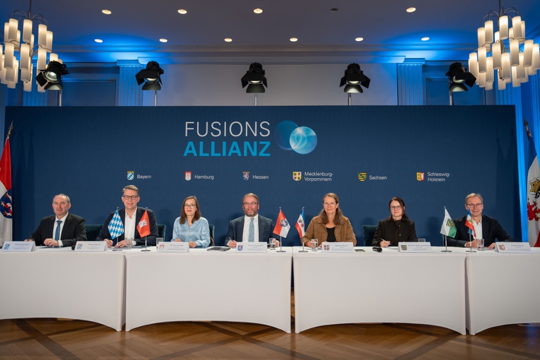 Bildhinweis für beide Fotos: Bei der Unterzeichnung v.l.n.r. Bayerns Wirtschaftsminister Hubert Aiwanger, Bayerns Wissenschaftsminister Markus Blume, Hamburgs Staatsrätin für Wissenschaft Dr. Eva Gümbel, Hessens Wissenschaftsminister Timon Gremmels, Mecklenburg-Vorpommers Wissenschaftsministerin Bettina Martin, Sachsens Staatssekretärin für Wissenschaft Prof. Dr. Heike Graßmann und Schleswig-Holsteins Staatssekretär für Wissenschaft Guido Wendt