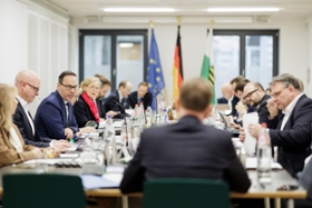 Foto: Die Sächsische Staatsregierung hat  im Rahmen ihrer auswärtigen Kabinettssitzung in Brüssel zentrale europapolitische Weichenstellungen beschlossen. Im Mittelpunkt der Beratungen standen Beschlüsse zur Europastrategie und die Positionierung des Freistaates zu den Vorschlägen der Europäischen Kommission für den Mehrjährigen Finanzrahmen (MFR) der EU für den Zeitraum 2028–2034.