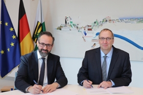 Foto: Wissenschaftsminister Sebastian Gemkow (li.) und der kommissarische Rektor der Dualen Hochschule Sachsen, Prof. Dr.-Ing. Frank Schweitzer bei der Unterzeichnung der Zielvereinbarung für die Duale Hochschule Sachsen DHSN
