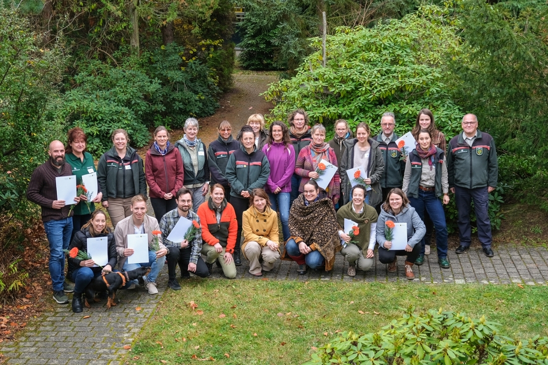 Gruppenbild zur Übergabe des Waldpädagogikzertifikates in Graupa