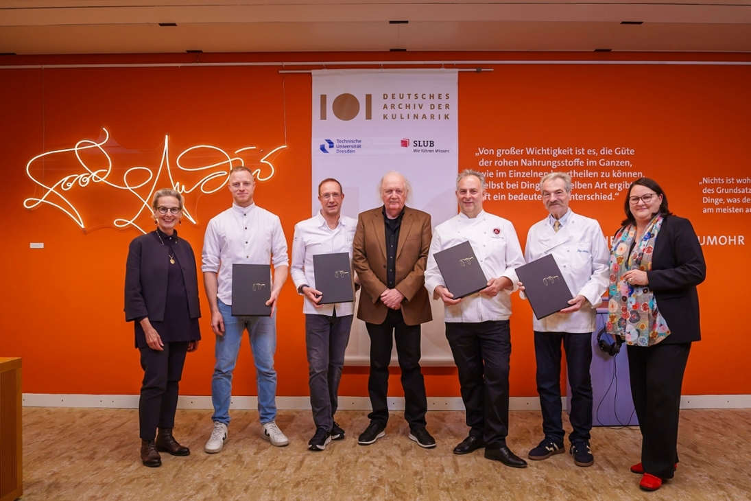 Besuch der Spitzenköche im Deutschen Archiv der Kulinarik v.l.n.r. Prof.in Ursula Staudinger, Andreas Rieger, Nils Henkel, Jürgen Dollase, Erich Schwingshackl, Jörg Müller, Katrin Stump.