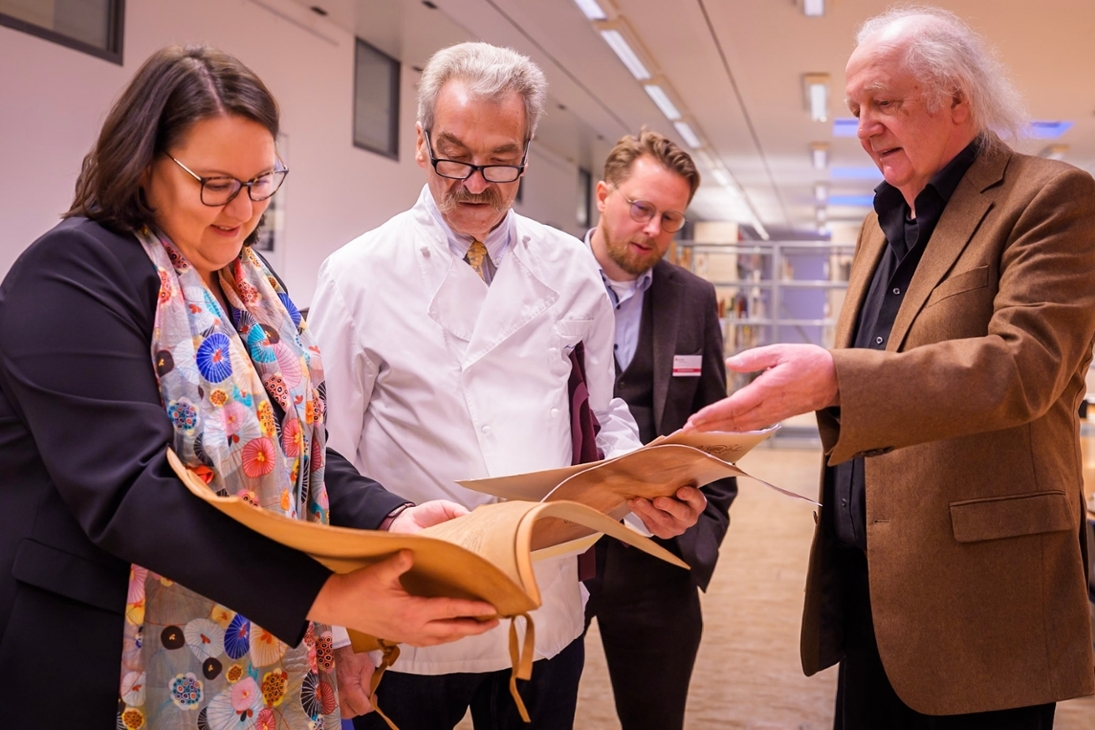 Präsentation besonderer Quellen aus dem Deutschen Archiv der Kulinarik für die Spitzenköche. Auf dem Foto (v.l.n.r.): Katrin Stump, Jörg Müller, Dr. Janosch Förster, Jürgen Dollase.