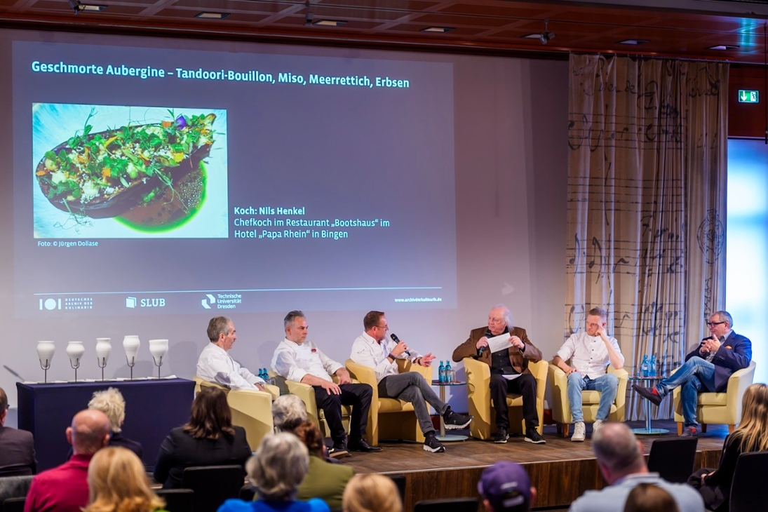 Gourmetkritiker Jürgen Dollase interviewte die Spitzenköche zur feierlichen Aufnahme ihrer kulinarischen Werke in das Deutsche Archiv der Kulinarik am 24.11.2025 in der SLUB Dresden.