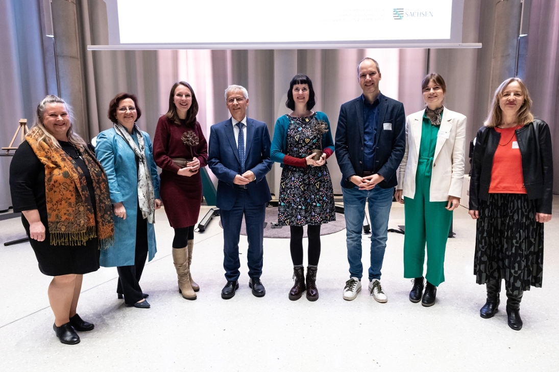 Die Gewinnerinnen des Sächsischen Gründerinnenpreises (mit Pusteblume) und Amtschef Rüdiger Raulfs 4.v.l. und Mitglieder der Jury.