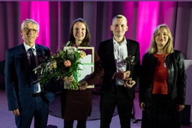 Foto: v.l.n.r. Amtschef Rüdiger Raulfs, Preisträgerin Elisa Röhr, Laudator und Ehemann Dr. Nino Röhr, Jurymitglied Manuela Salewski