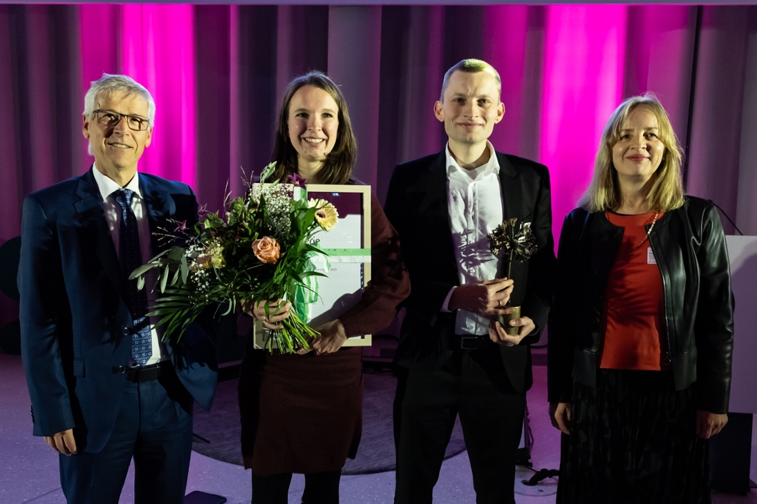 v.l.n.r. Amtschef Rüdiger Raulfs, Preisträgerin Elisa Röhr, Laudator und Ehemann Dr. Nino Röhr, Jurymitglied Manuela Salewski
