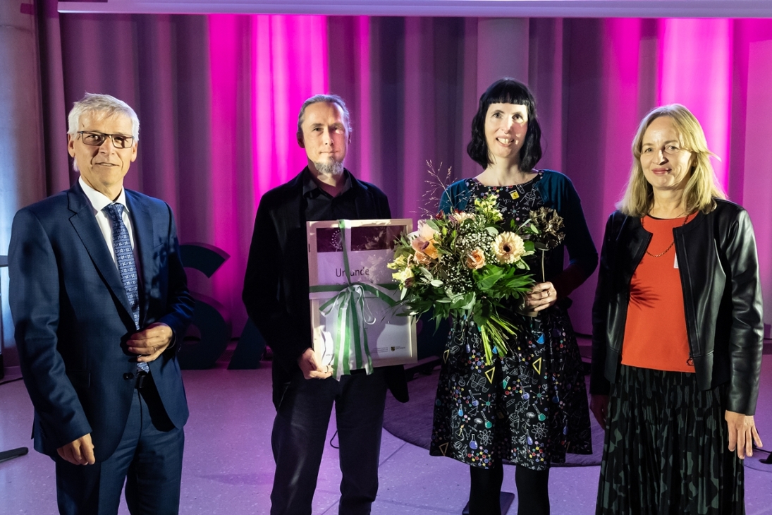 v.l.n.r.: Amtschef Rüdiger Raulfs, Laudator und Partner Sebastian Miedtank, Preisträgerin Dr. Babett Baraniec, Jurymitglied Manuela Salewski