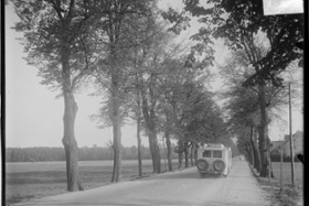 Foto: Busfahrt durch die Schlossallee Moritzburg in Richtung Dresden, Ortsausgang Moritzburg, um 1935
