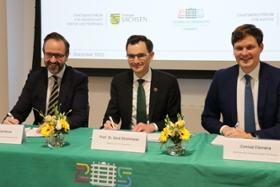 Foto: v.l.n.r.: Wissenschaftsminister Sebastian Gemkow, Rektor Prof. Gerd Strohmeier und Kultusminister Conrad Clemens unterzeichnen ein Eckpunktepapier zur Einführung des Studiengangs Lehramt an Oberschulen an der TU Chemnitz