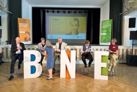 Foto: Podium auf den Fachtag BNE 2025 in Chemnitz