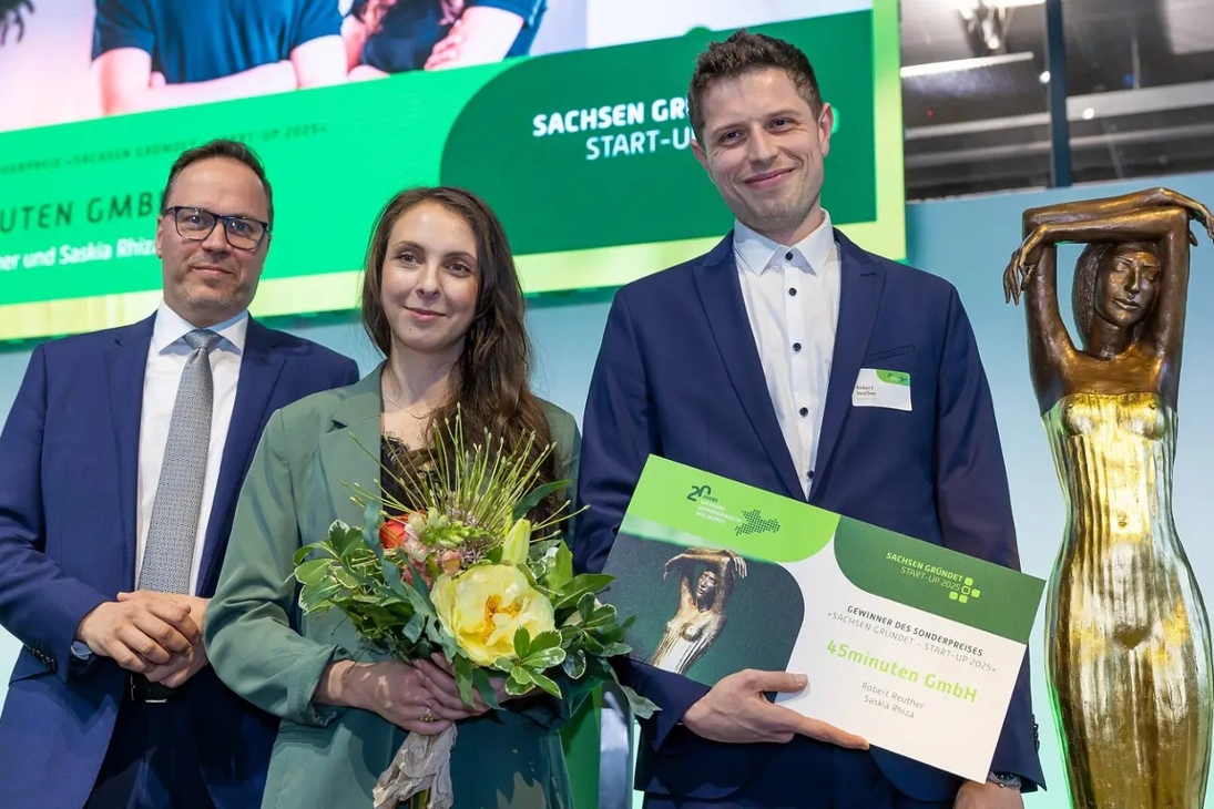 45 Minuten GmbH mit Sachsens Wirtschaftsminister Dirk Panter anlässlich der Preisverleihung zum Sächsischen Start-Up des Jahres 2025. (v.l. Dirk Panter, Saskia Rhiza, Robert Reuther)
