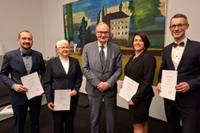 Foto: von links nach rechts:
Philipp Heydenreich, Silke Schirrmeister, Generalstaatsanwalt Martin Uebele, Katrin Sontag, Paul Gräfe
(© GenStA Dresden)