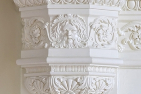 Foto: rekonstruierte Sockelsäule aus Stuck im Großen Ballsaal