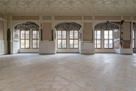 Foto: mit originalen Stuckresten, Marmorplatten und Ziergittern