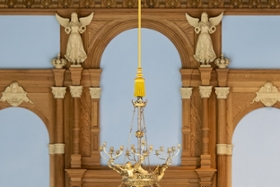 Foto: originaler, gereinigter Kronleuchter aus der Schlossbergung