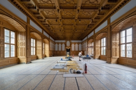 Foto: im Vordergrund Zierteile für die Wandverkleidung, Zustand Sommer 2025