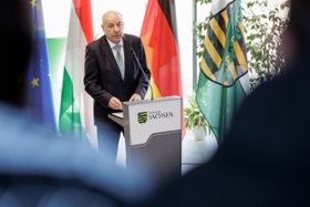 Foto: Ministerpräsident Michael Kretschmer und der ungarische Staatspräsident Dr. Tamás Sulyok haben in Pirna der Vertreibung der Ungarndeutschen gedacht. Im Rahmen des Gedenkens nahmen der Ministerpräsident und der ungarische Staatspräsident an der Veranstaltung  »Sachsen und Ungarn - 80 Jahre Vertreibung der Ungarndeutschen« im Evangelischen Schulzentrum teil.

Im Bild: Ungarns Staatspräsident Dr. Tamás Sulyok.