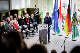 Foto: Ministerpräsident Michael Kretschmer und der ungarische Staatspräsident Dr. Tamás Sulyok haben in Pirna der Vertreibung der Ungarndeutschen gedacht. Im Rahmen des Gedenkens nahmen der Ministerpräsident und der ungarische Staatspräsident an der Veranstaltung  »Sachsen und Ungarn - 80 Jahre Vertreibung der Ungarndeutschen« im Evangelischen Schulzentrum teil.