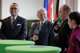 Foto: Ministerpräsident Michael Kretschmer und der ungarische Staatspräsident Dr. Tamás Sulyok haben in Pirna der Vertreibung der Ungarndeutschen gedacht. Im Rahmen des Gedenkens nahmen der Ministerpräsident und der ungarische Staatspräsident an einer Veranstaltung im Evangelischen Schulzentrum teil.

Im Bild v.l.n.r.: Dr. Jens Baumann, Sächsischer Beauftragter für Vertriebene und Spätaussiedler; Nikolaus Drexler, Zeitzeuge; Moderator Matthias Schanzenbach