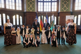 Foto: Anlässlich der traditionellen Vogelhochzeit begrüßt Ministerpräsident Michael Kretschmer  Kinder aus der zweisprachigen Kindertagesstätte »Zum Wassermann« in Räckelwitz in der Staatskanzlei.
Zwanzig Kinder zeigen, wie das Fest der Vogelhochzeit (sorbisch: Ptači kwas) in der sorbischen Oberlausitz begangen wird. Die Kinder der Kindertagesstätte »Zum Wassermann« aus Räckelwitz studierten dafür gemeinsam ein Programm ein, das Tanz, Musik und Lyrik verbindet.
