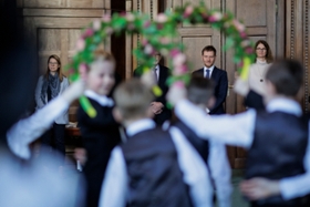Foto: Anlässlich der traditionellen Vogelhochzeit begrüßt Ministerpräsident Michael Kretschmer  Kinder aus der zweisprachigen Kindertagesstätte »Zum Wassermann« in Räckelwitz in der Staatskanzlei.
Zwanzig Kinder zeigen, wie das Fest der Vogelhochzeit (sorbisch: Ptači kwas) in der sorbischen Oberlausitz begangen wird. Die Kinder der Kindertagesstätte »Zum Wassermann« aus Räckelwitz studierten dafür gemeinsam ein Programm ein, das Tanz, Musik und Lyrik verbindet.