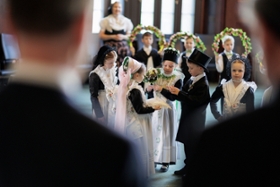 Foto: Anlässlich der traditionellen Vogelhochzeit begrüßt Ministerpräsident Michael Kretschmer  Kinder aus der zweisprachigen Kindertagesstätte »Zum Wassermann« in Räckelwitz in der Staatskanzlei.
Zwanzig Kinder zeigen, wie das Fest der Vogelhochzeit (sorbisch: Ptači kwas) in der sorbischen Oberlausitz begangen wird. Die Kinder der Kindertagesstätte »Zum Wassermann« aus Räckelwitz studierten dafür gemeinsam ein Programm ein, das Tanz, Musik und Lyrik verbindet.