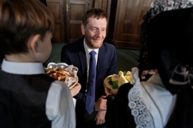 Foto: Anlässlich der traditionellen Vogelhochzeit begrüßt Ministerpräsident Michael Kretschmer Kinder aus der zweisprachigen Kindertagesstätte »Zum Wassermann« in Räckelwitz in der Staatskanzlei.
Zwanzig Kinder zeigen, wie das Fest der Vogelhochzeit (sorbisch: Ptači kwas) in der sorbischen Oberlausitz begangen wird. Die Kinder der Kindertagesstätte »Zum Wassermann« aus Räckelwitz studierten dafür gemeinsam ein Programm ein, das Tanz, Musik und Lyrik verbindet.