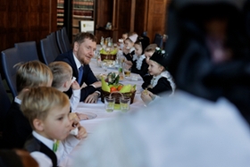 Foto: Anlässlich der traditionellen Vogelhochzeit begrüßt Ministerpräsident Michael Kretschmer  Kinder aus der zweisprachigen Kindertagesstätte »Zum Wassermann« in Räckelwitz in der Staatskanzlei.
Zwanzig Kinder zeigen, wie das Fest der Vogelhochzeit (sorbisch: Ptači kwas) in der sorbischen Oberlausitz begangen wird. Die Kinder der Kindertagesstätte »Zum Wassermann« aus Räckelwitz studierten dafür gemeinsam ein Programm ein, das Tanz, Musik und Lyrik verbindet.