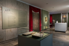 Foto: Blick in die Ausstellung mit Porträt Carl Maria von Webers